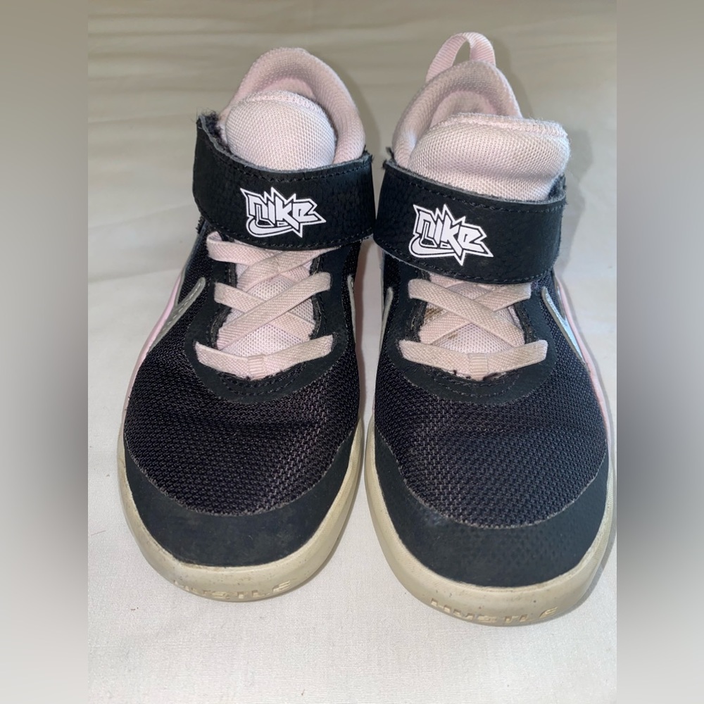 Nike Team Hustle Kids Basketball Shoes Youth Size 11C CW6736-003 Black Gray Pink